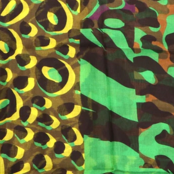 Versace Collection Shawl in printed Modal-Cashmere - Picture 9 of 9